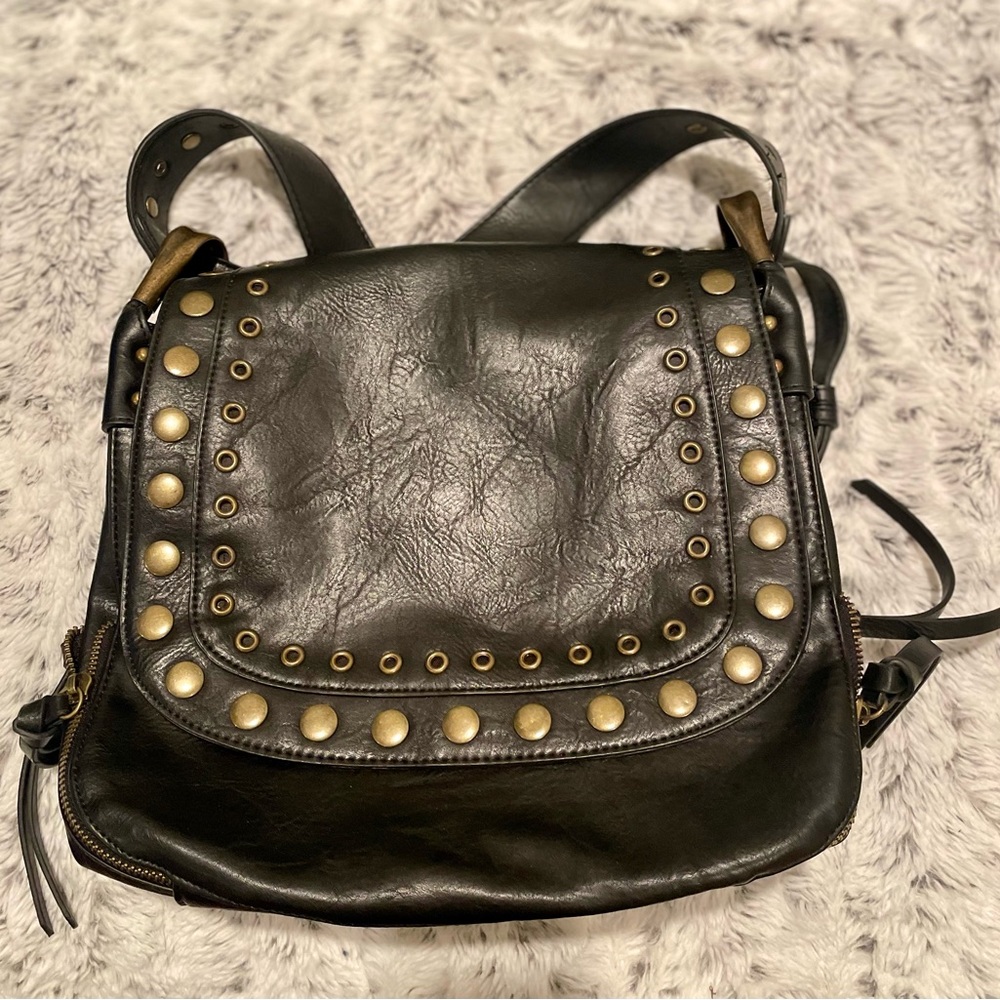Steve Madden Hobo bag. Can wear as a sholuder or cross bag.